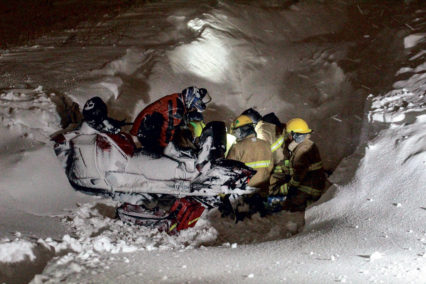 Un motoneigiste a effectué une sortie de sentier le 28 février à Saint-Hyacinthe. Les deux occupants de l’engin ont subi des blessures mineures. Photo Adam Bolestridge | Le Courrier ©�