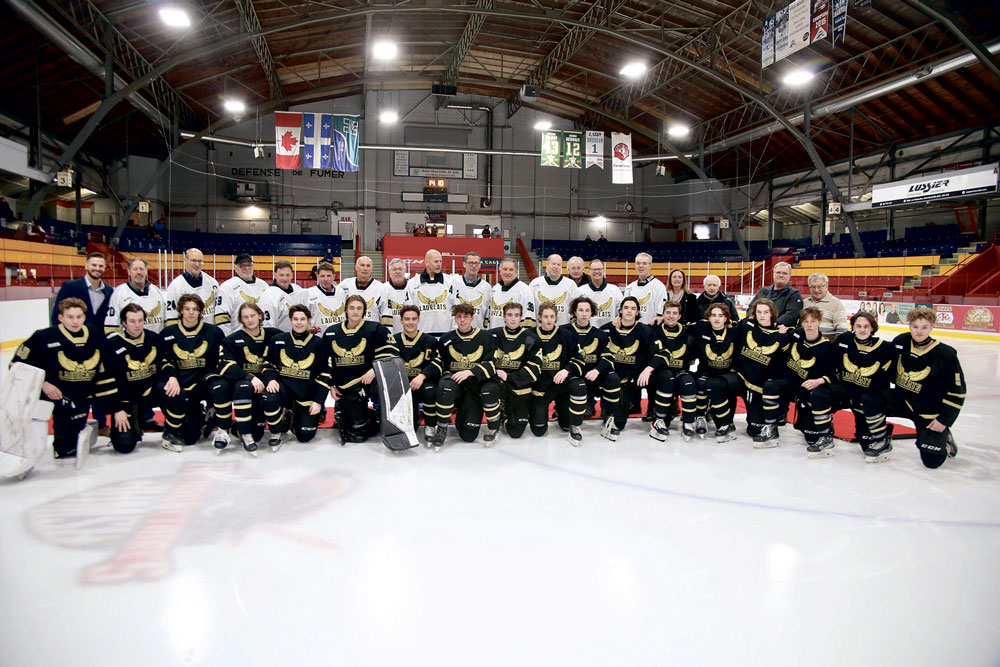 Plusieurs joueurs qui avaient remporté le championnat canadien collégial en 1982-1983 avec lesLauréats du Cégep de Saint-Hyacinthe ont participé aux retrouvailles planifiées par l’organisation.Ils ont même posé avec les joueurs actuels avant le match de l’équipe samedi.
Photos Robert Gosselin | Le Courrier ©�