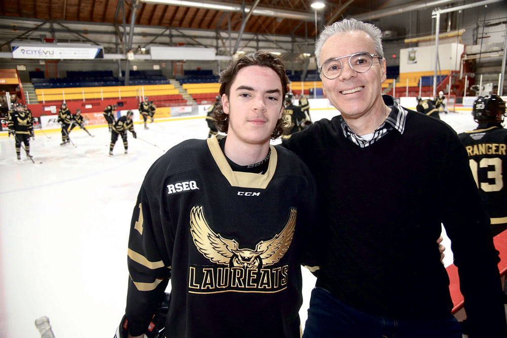 En enfilant l’uniforme des Lauréats, Thomas Cheeney suit les traces de son père, Richard, qui avait lui aussi fait partie de l’équipe du Cégep de Saint-Hyacinthe il y a 40 ans.