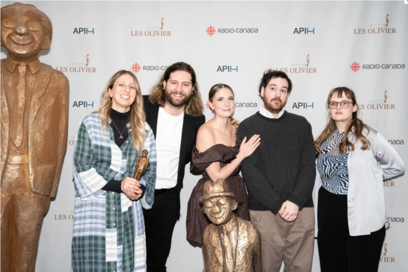 Rosalie Vaillancourt (au centre) avec une partie de l’équipe de Complètement Lycée après la remise de leur Olivier pour la « Série Web humoristique de l’année ». Photo Martin Ouellet-Diotte