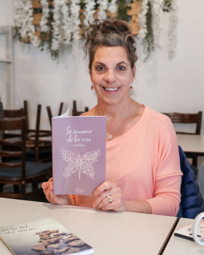 Chantal Neault présente son second recueil de poèmes à réflexion, Se souvenir de la rose. Photo François Larivière | Le Courrier ©