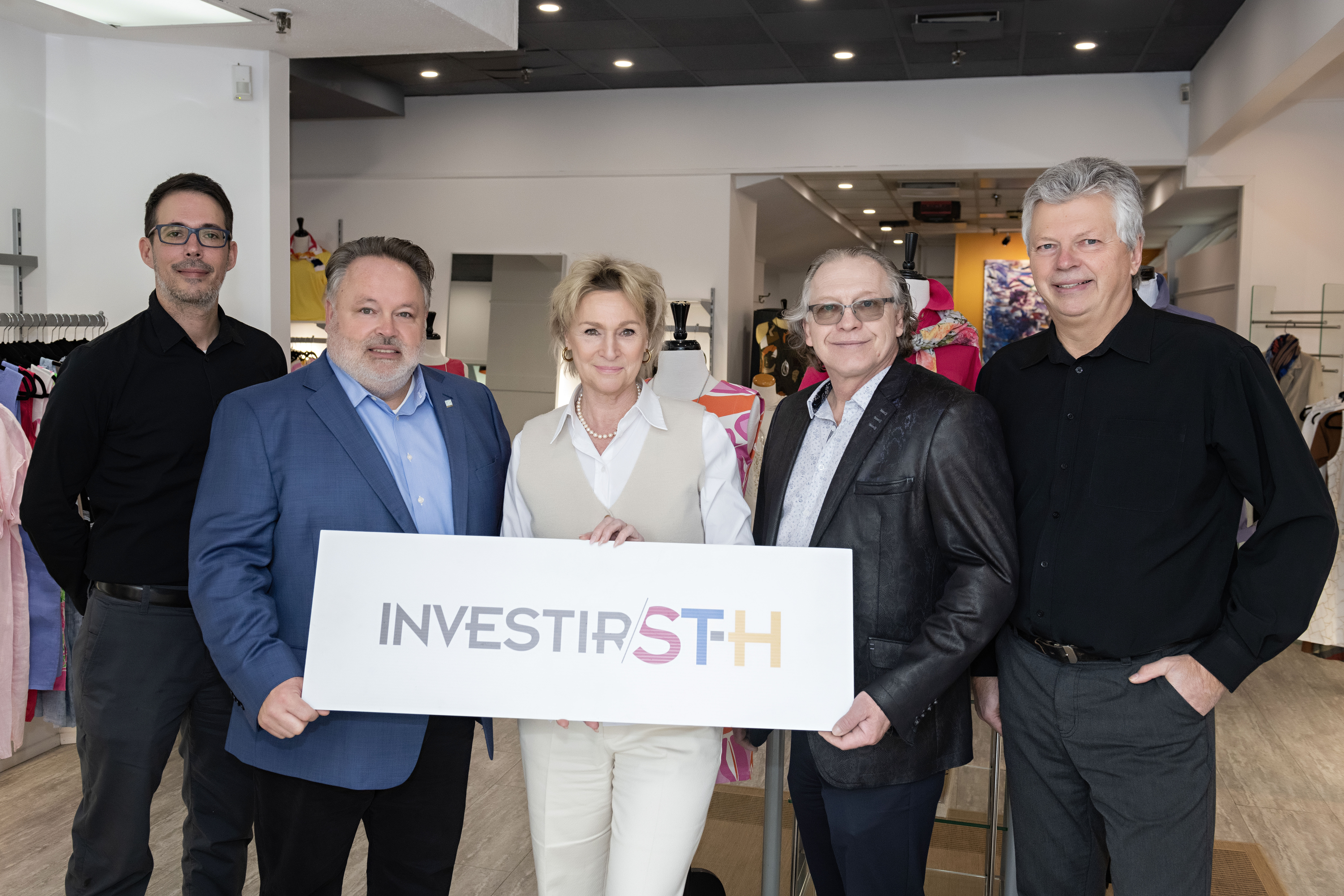 Yanick Pétrin, conseiller au développement commercial de Saint-Hyacinthe Technopole, André Beauregard, maire de la Ville de Saint-Hyacinthe, Lynda Ayotte, propriétaire de J.M & Cie, Jeannot Caron, conseiller municipal à la Ville de Saint-Hyacinthe, et Sylvain Gervais, directeur du développement commercial de Saint-Hyacinthe Technopole. Photo Patrick Roger