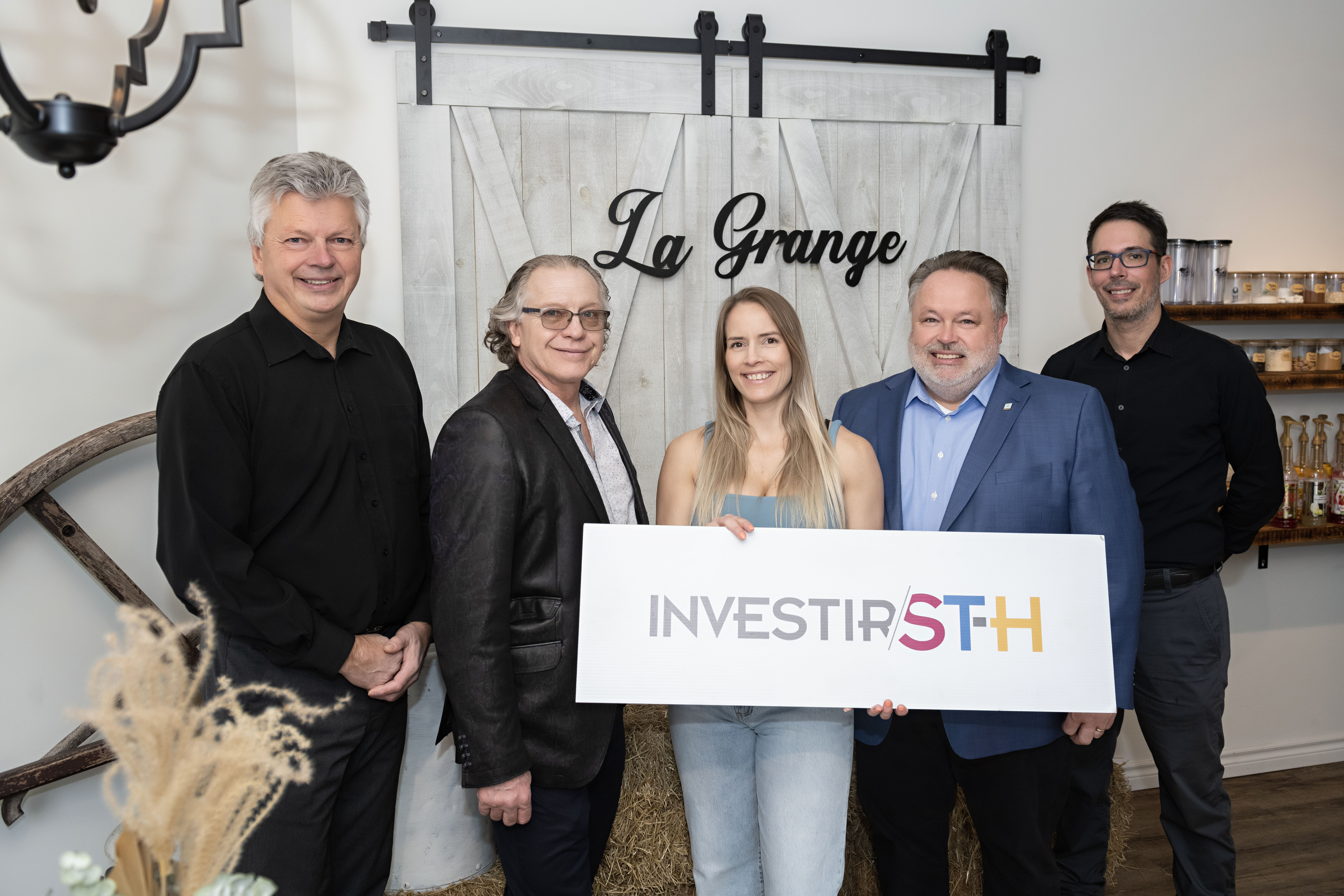 Sylvain Gervais, directeur du développement commercial de Saint-Hyacinthe Technopole, Jeannot Caron, conseiller municipal à la Ville de Saint-Hyacinthe, Caroline Ranger, propriétaire de La Grange Nutrition, André Beauregard, maire de la Ville de Saint-Hyacinthe, et Yanick Pétrin, conseiller au développement commercial de Saint-Hyacinthe Technopole. Photo Patrick Roger