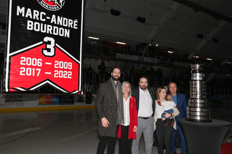 Marc-André Bourdon, entouré des membres de sa famille, au moment où les Huskies ont retiré le chandail #3 qu’il a porté durant sa carrière junior. Photo Huskies de Rouyn-Noranda