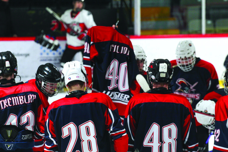 Les Mousquetaires junior B ont disputé leur partie en hommage à leur coéquipier décédé. Photo Adam Bolestridge | Le Courrier ©