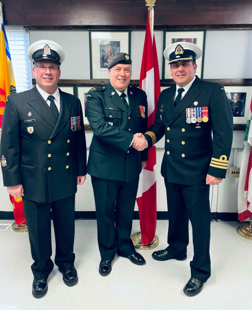 Le Major Laporte entouré de l’équipe de commandement, le PM1 Daniel Legault et le Capitaine de frégate Owen Smith. Photo Janis Kelley de la Ligue navale du Canada