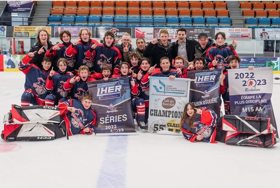 Les Mousquetaires de Saint-Hyacinthe M15 AA (sur la photo) ont remporté le championnatrégional, tout comme les Éclaireurs du Richelieu junior AA et les Mousquetaires 3 de Saint- Hyacinthe M13 B. Photo gracieuseté