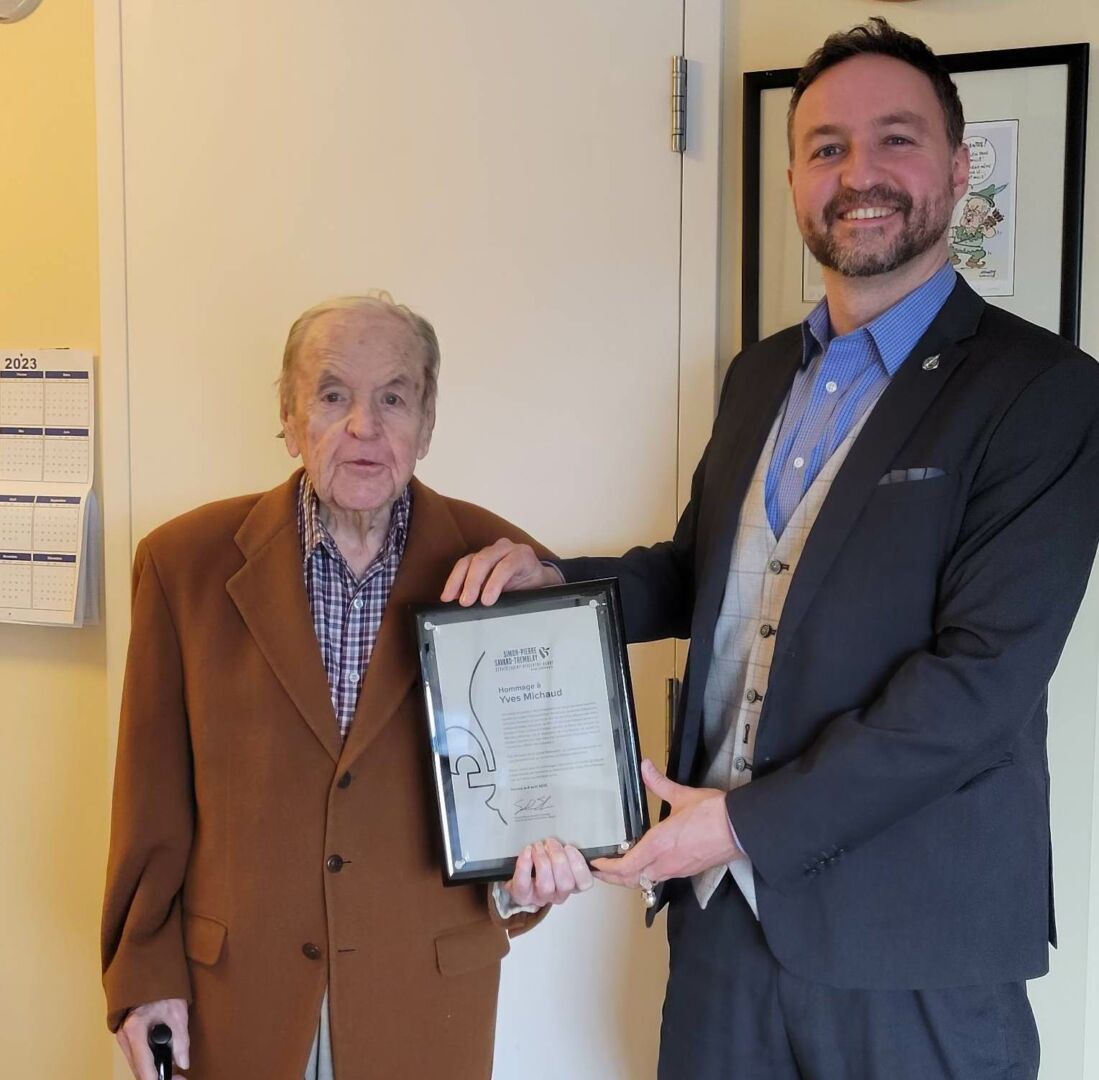Le député Simon-Pierre Savard-Tremblay a rendu visite à Yves Michaud le 6 avril pour lui remettre une plaque honorifique soulignant l’ensemble de son œuvre. Photo gracieuseté