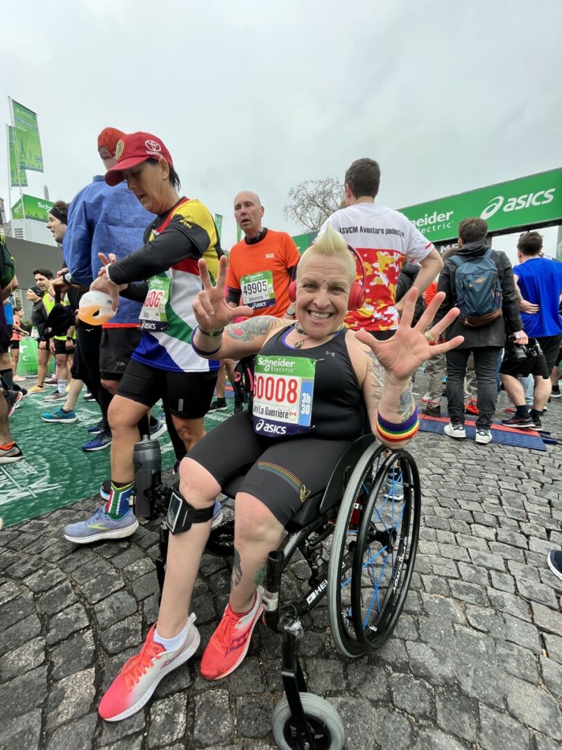 « Le marathon de Paris, c’est celui que j’ai le plus aimé », affirme Jani Barré, qui en était à son huitième marathon à travers le monde à bord de son fauteuil roulant régulier. Photo gracieuseté