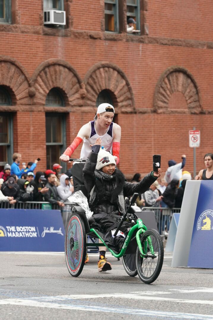Julien Pinsonneault a complété le marathon de Boston en course partagée en poussant le fauteuil KartUs dans lequel prenait place May Lim. Photo gracieuseté