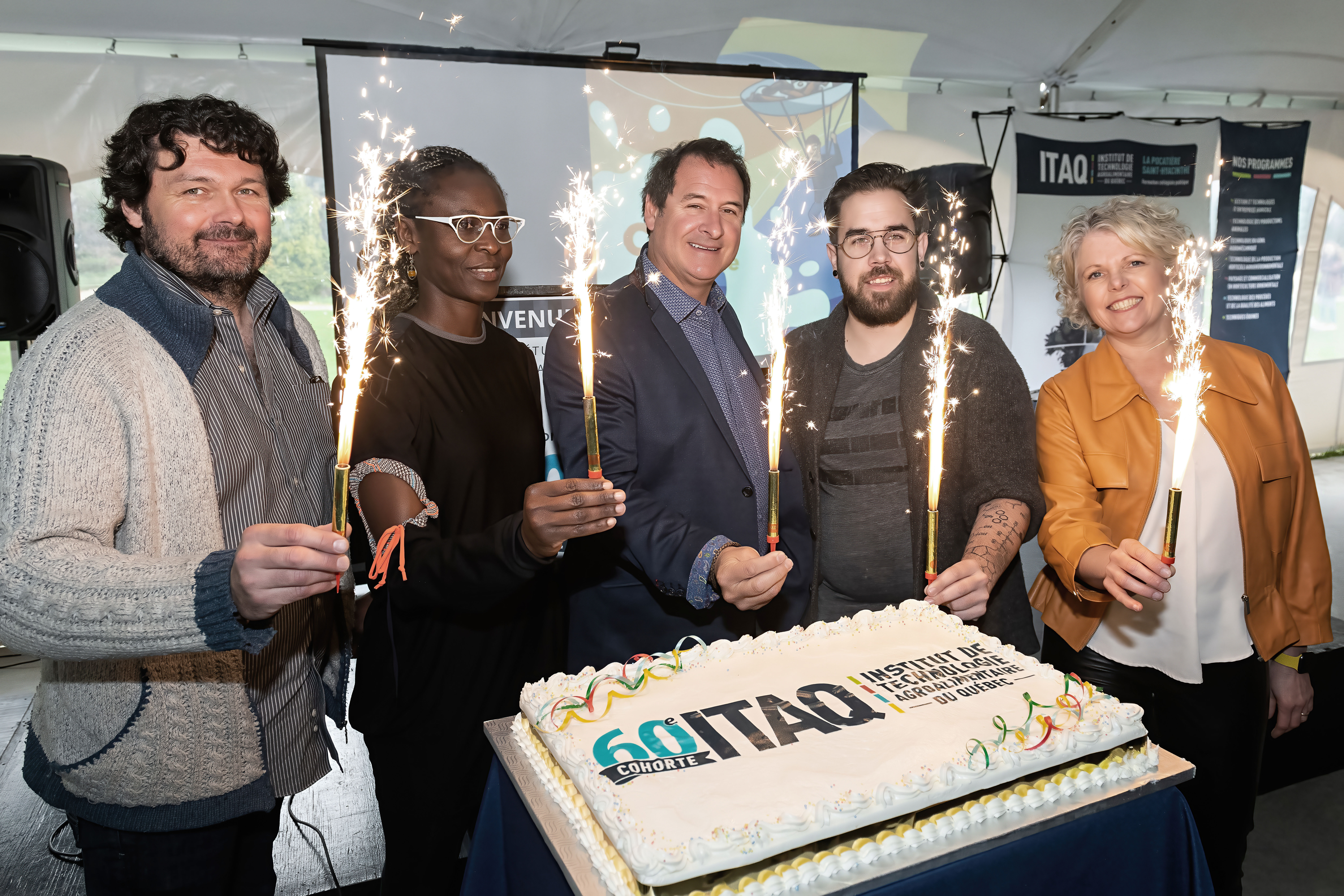 Benoit Daviau, enseignant membre du conseil d’administration (CA) de l’ITAQ, Aisha Issa, directrice générale de l’ITAQ, Alain Chalifoux, président du CA, Danick Bonnette, étudiant membre du CA, et Chantal Van Winden, membre indépendant du CA. Photo Patrick Roger