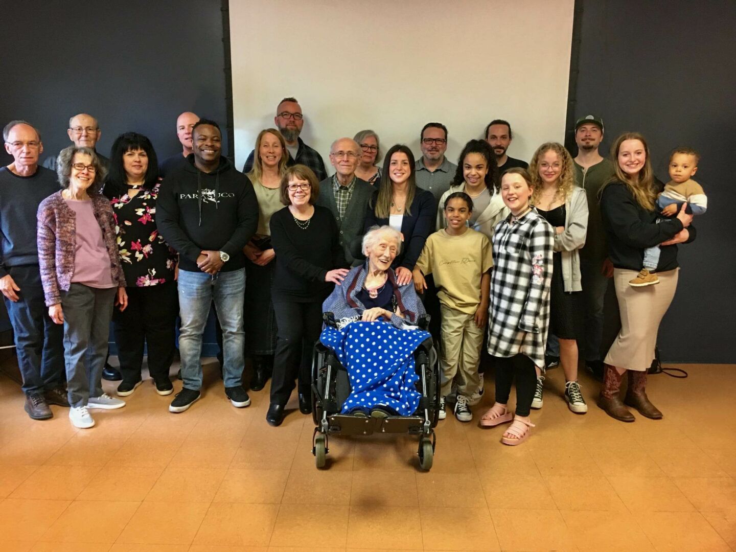 La famille d’Annette Lamarche s’était réunie pour souligner son 107e anniversaire à l’Hôtel-Dieu de Saint-Hyacinthe. Photo gracieuseté