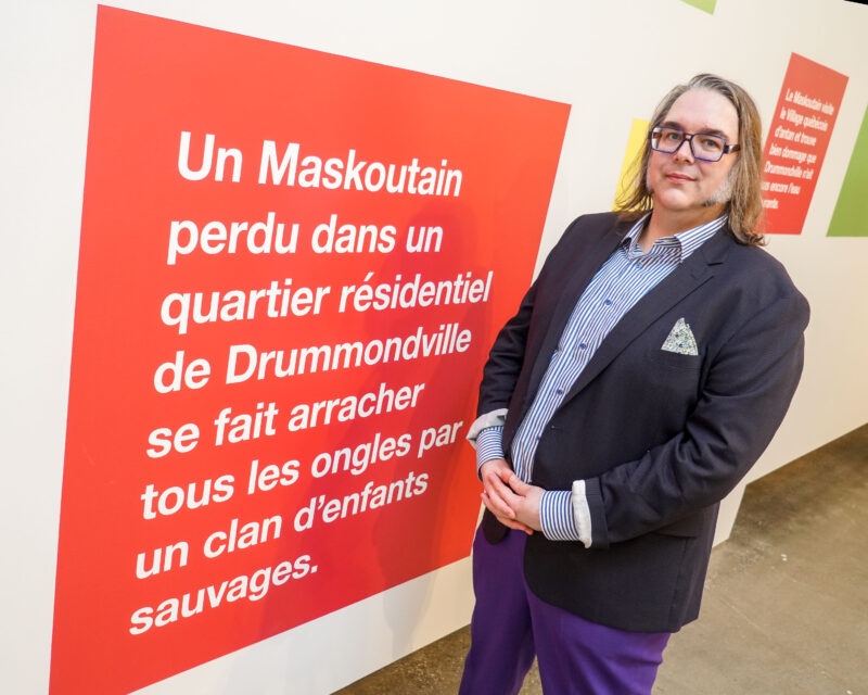 L’artiste Marc-Antoine K. Phaneuf, originaire de Saint-Hyacinthe, présente l’exposition Les meilleures jokes de Maskoutains chez DRAC – Art actuel Drummondville. Photo François Larivière | Le Courrier ©