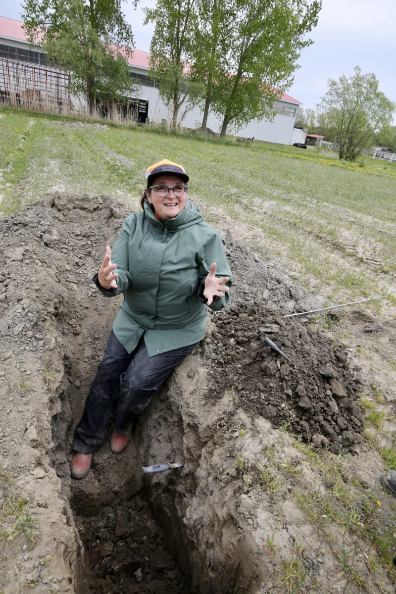 Odette Ménard, du MAPAQ, montre une parcelle de terre agricole compacte, car elle a été labourée fréquemment. Photo Robert Gosselin | Le Courrier ©