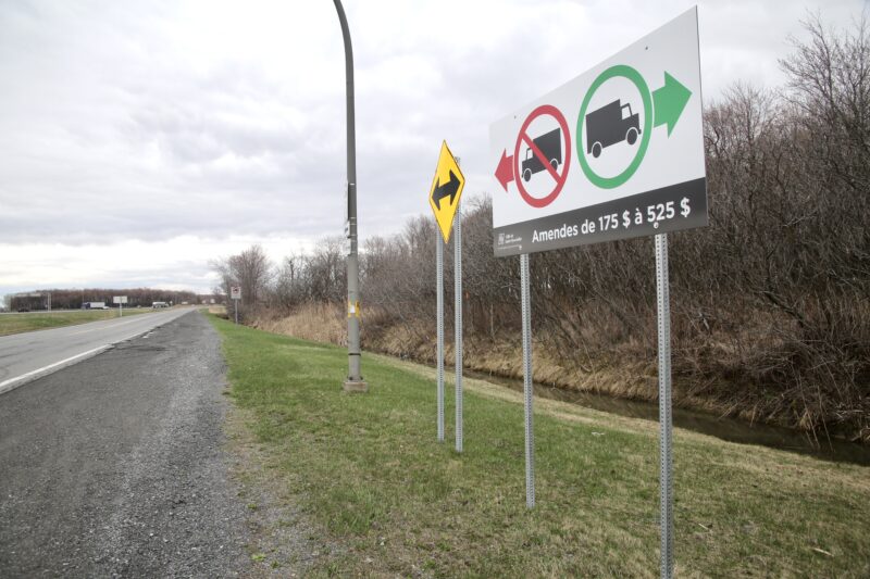 La Ville de Saint-Hyacinthe avait installé deux affiches non standardisées sur des terrains appartenant au ministère des Transports du Québec. Photo Robert Gosselin | Le Courrier ©