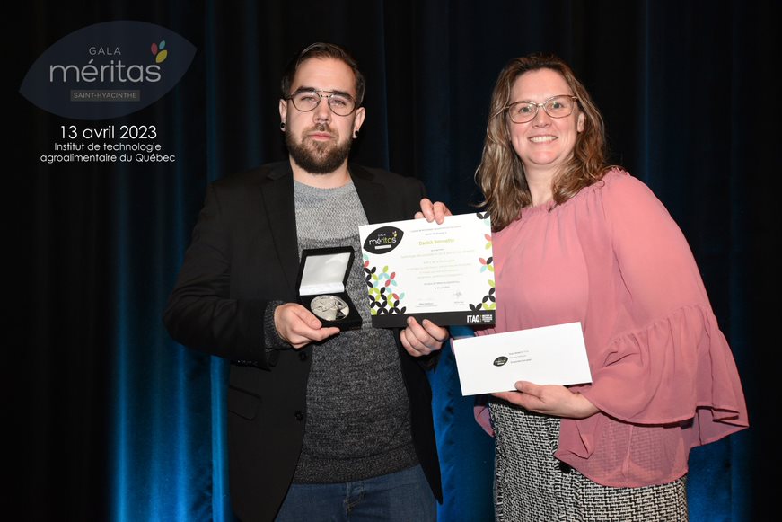 Danick Bonnette, finissant en Technologie des procédés et de la qualité des aliments à l’ITAQ, a reçu son prix des mains de Karine Guilbault, directrice générale de Saint-Hyacinthe Technopole. Photo gracieuseté