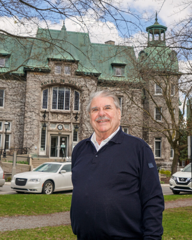 Pierre Solis n’est plus courtier immobilier. Il vient de fermer un autre chapitre de sa vie, lui qui a longtemps été libraire de métier à Saint-Hyacinthe. Photo François Larivière | Le Courrier ©
