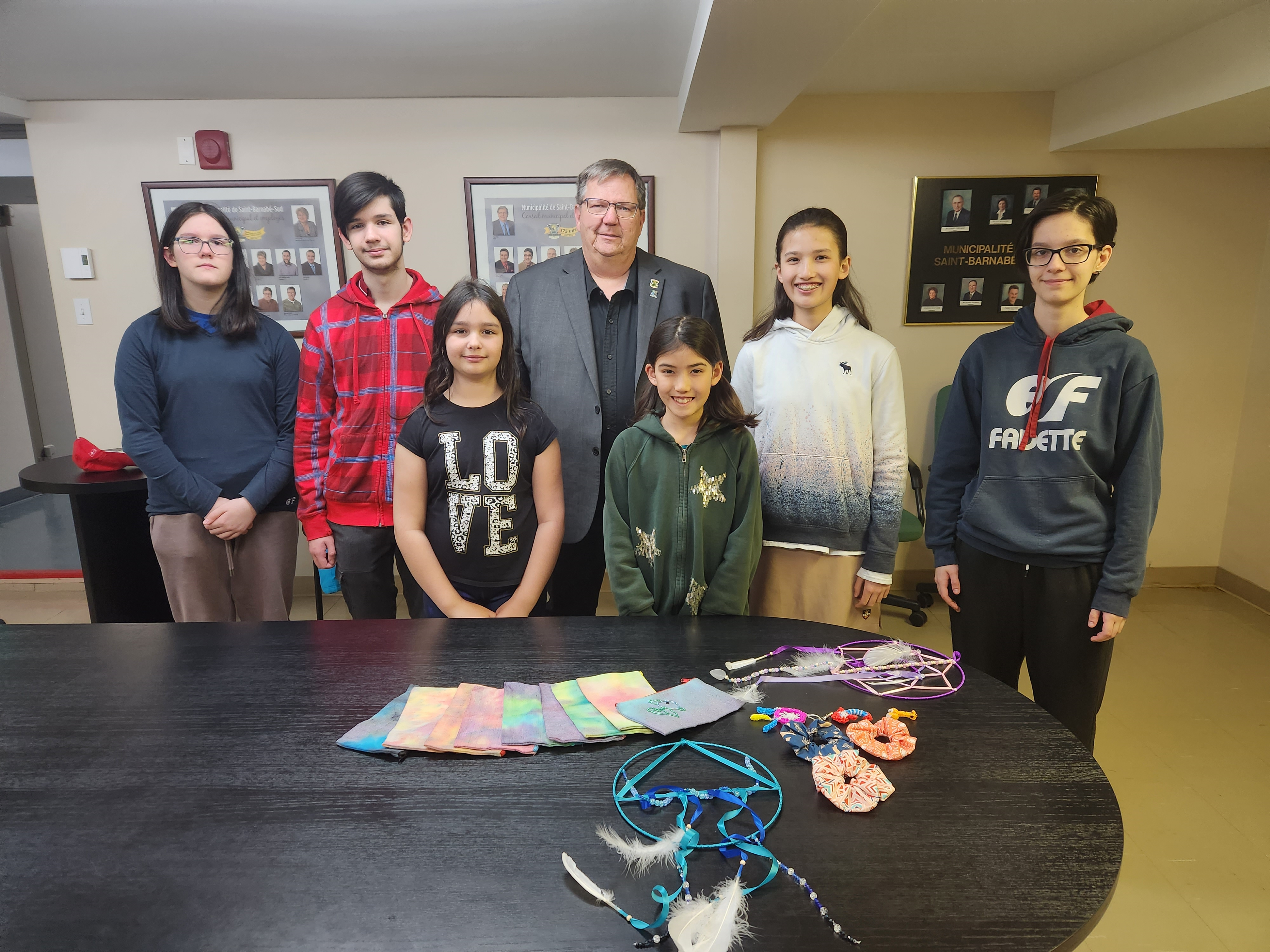 Le maire de Saint-Barnabé-Sud, Alain Jobin, pose en compagnie de six jeunes entrepreneurs qui participeront à cette première édition du Marché des petits entrepreneurs. Photo gracieuseté