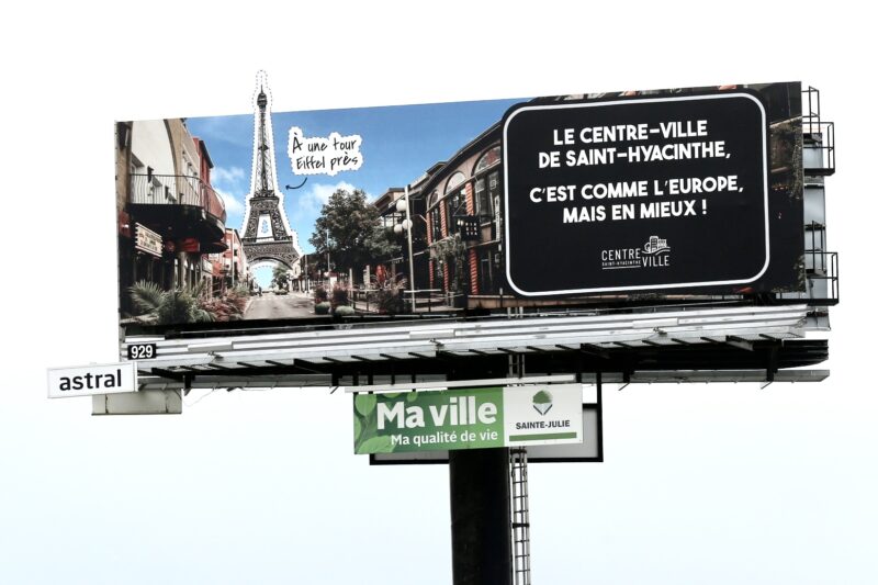 Une énorme pancarte comparant le centre-ville de Saint-Hyacinthe à l’Europe surplombe l’autoroute 20 à la hauteur de Sainte-Julie. Photo Robert Gosselin | Le Courrier ©