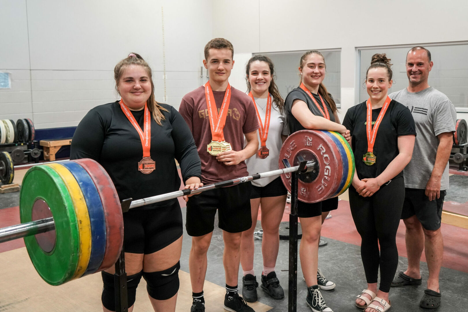 La délégation de La Machine Rouge au championnat canadien junior : Maïna Lussier, Félix Gervais-Lefebvre, Èvelyne Cloutier, Rose Beaudoin, Charlotte Simoneau et l’entraîneur Denis Desgranges. (Absents : Shad Darsigny et l’entraîneur Yvan Darsigny). Photo François Larivière | Le Courrier ©