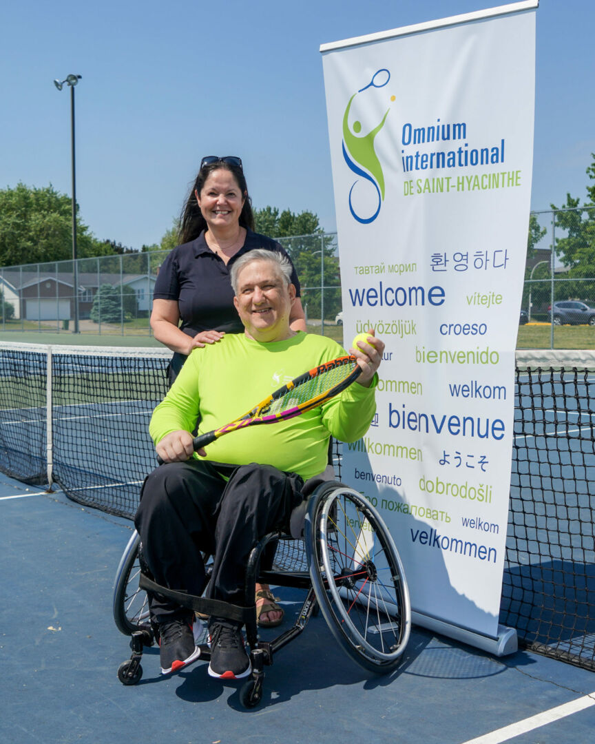 Sur la photo, l’organisatrice de l’Omnium international de Saint-Hyacinthe, Marie Davies, pose en compagnie du joueur québécois Stéphane Daigneault, qui sera l’un des participants au tournoi. Photo François Larivière | Le Courrier ©