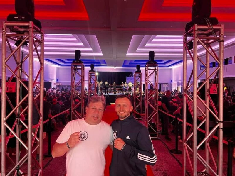 Reda Benbaziz (à droite) en compagnie de l’entraîneur Marc Seyer du Club de boxe de Saint-Hyacinthe. Photo gracieuseté