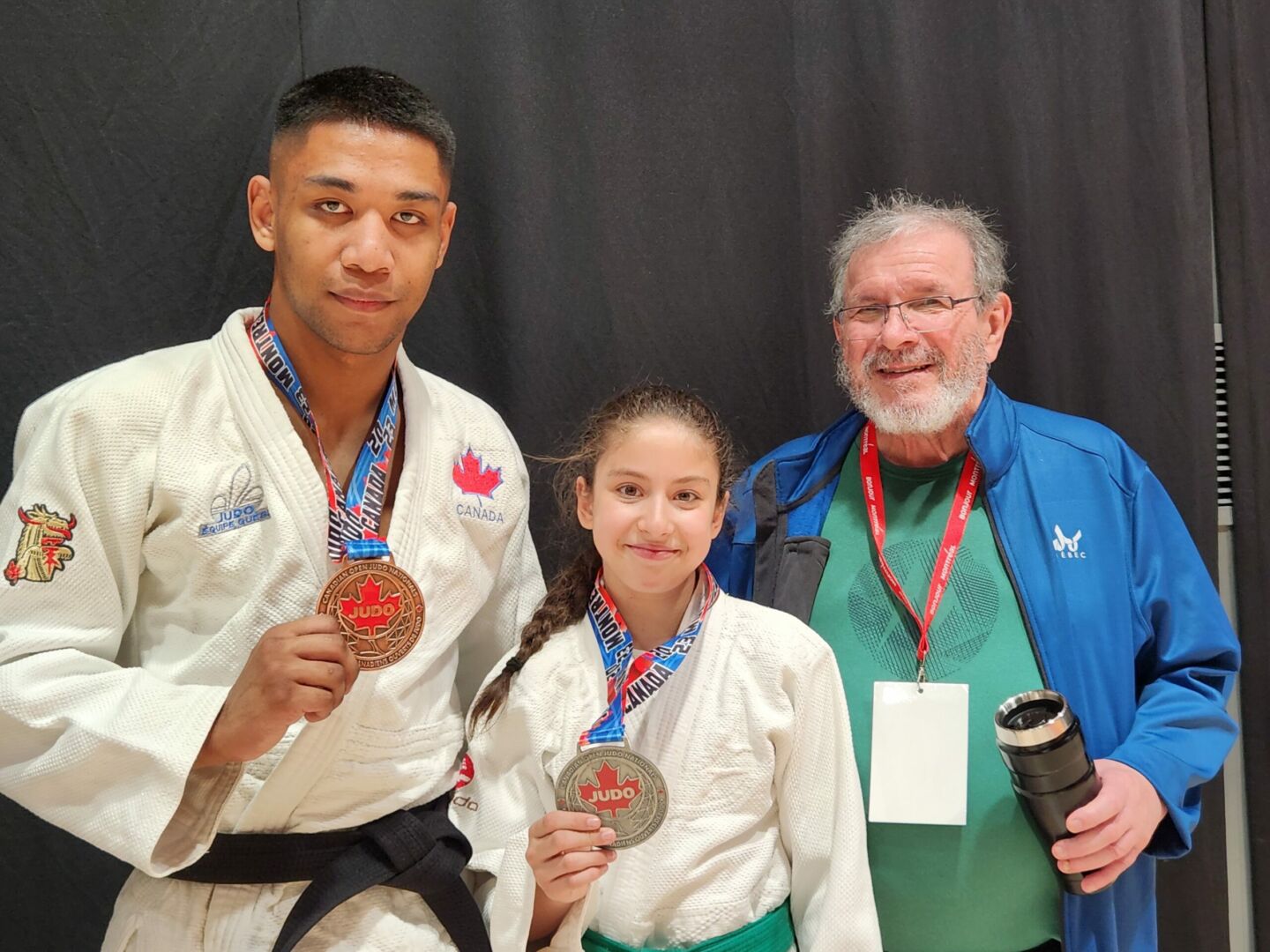 Sur la photo, les médaillés du Club de judo de Saint-Hyacinthe au championnat canadien, Faniry Andriamanana et Dalia Benhamou, en compagnie de l’entraîneur Louis Graveline. Photo gracieuseté