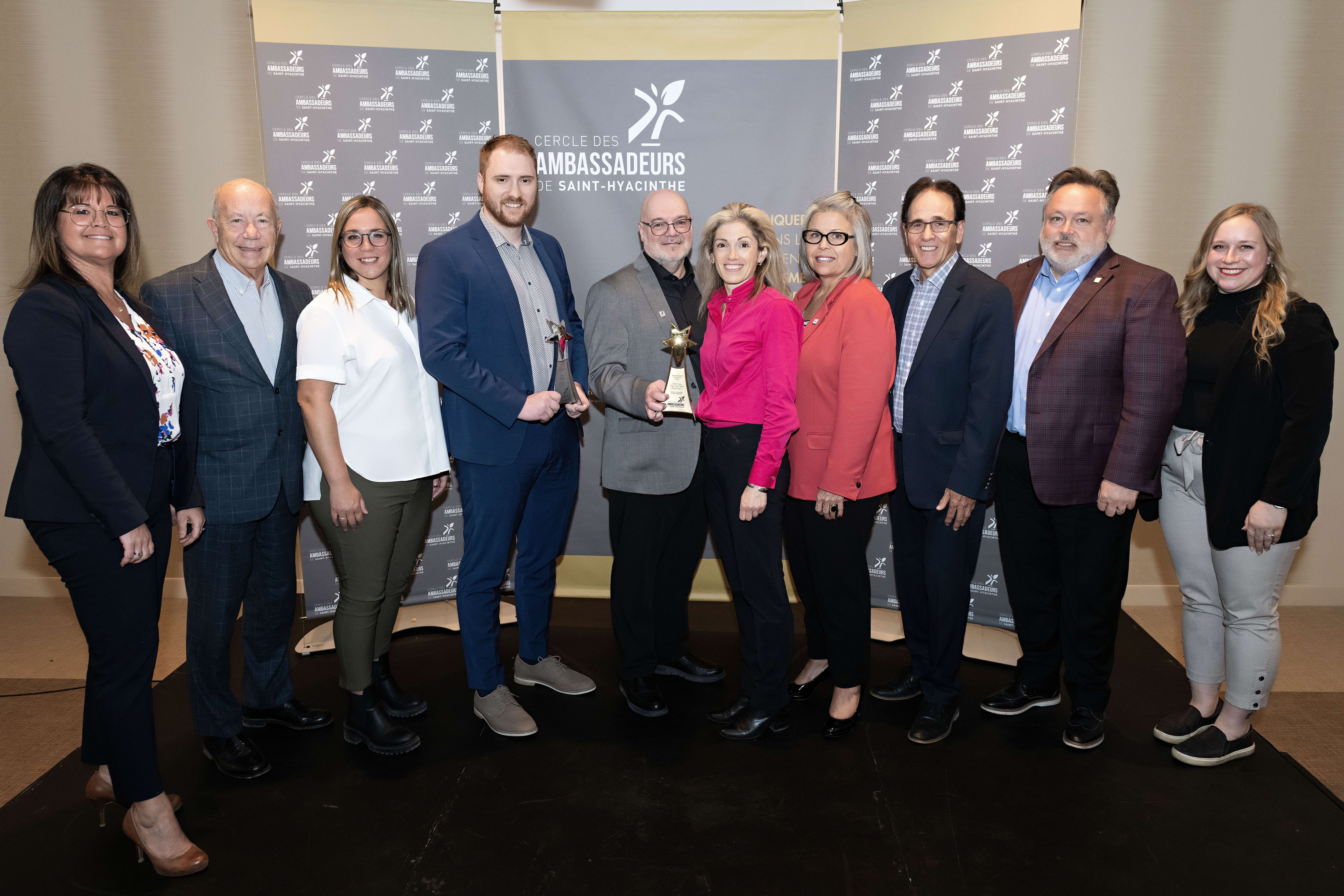 Nancy Lambert, directrice tourisme et congrès de Saint-Hyacinthe Technopole, Michel Douville, directeur général du Centre de congrès de Saint-Hyacinthe et du Sheraton, Isabelle Leblanc, directrice logistique et infrastructure à Espace Saint-Hyacinthe, Étienne Dufresne, représentant René Benoit de Mallette, Michel Robidoux, ancien directeur du Service des loisirs de la Ville de Saint-Hyacinthe, Marie-Claude Lapointe, directrice du Service des loisirs de la Ville de Saint-Hyacinthe, Chantal Frigon, directrice générale de la Ville de Saint-Hyacinthe, Bernard Forget, président du conseil d’administration de Saint-Hyacinthe Technopole, André Beauregard, maire de Saint-Hyacinthe et Virginie Handfield, coordonnatrice à l’accueil touristique de Saint-Hyacinthe Technopole. Photo Patrick Roger