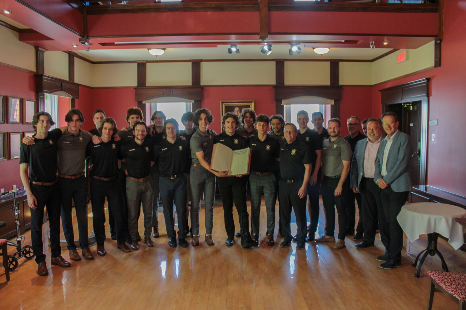 Les membres de l’organisation des Gaulois de Saint-Hyacinthe ont été reçus à l’hôtel de ville par le maire de Saint-Hyacinthe, André Beauregard, pour souligner leurs exploits de la dernière saison. Photo Adam Bolestridge | Le Courrier ©