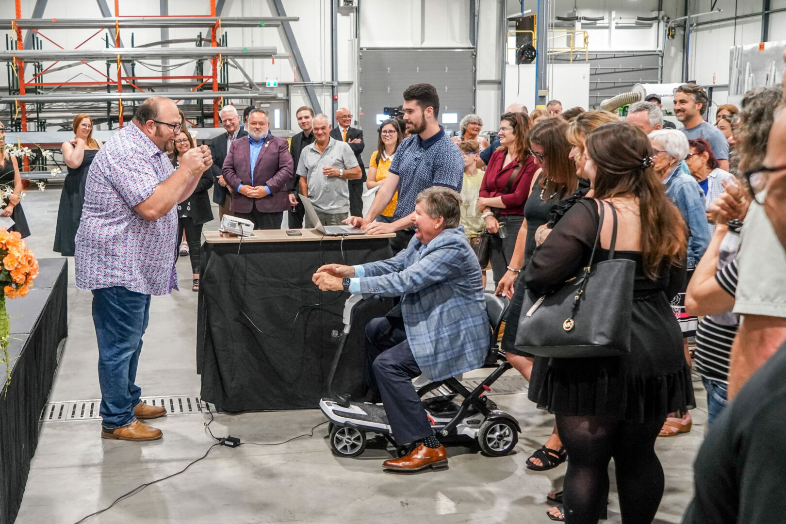 Le propriétaire actuel des Serres Guy Tessier, Martin Bernier, en pleine discussion avec le fondateur de l’entreprise dans la nouvelle usine à la fine pointe de la technologie.Photo François Larivière | Le Courrier ©