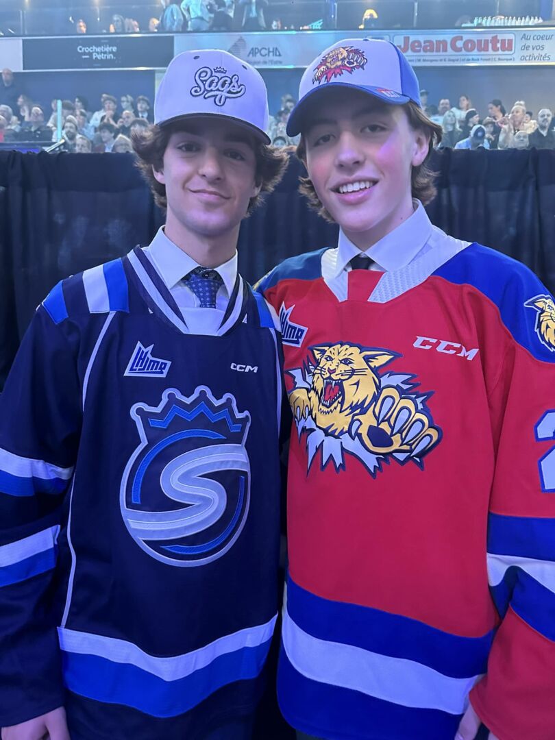 Émile Guité et Caleb Desnoyers posent dans leur nouvel uniforme. Photo Gaulois de Saint-Hyacinthe