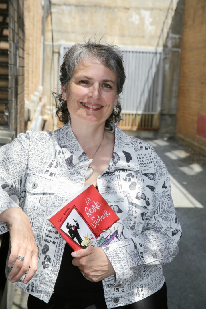 L’auteure Julie Royer s’éloigne de la littérature jeunesse le temps d’un livre avec La Reine de l’amour, un roman de chick lit qu’elle a dévoilé juste à temps pour l’été.Photo Robert Gosselin | Le Courrier ©