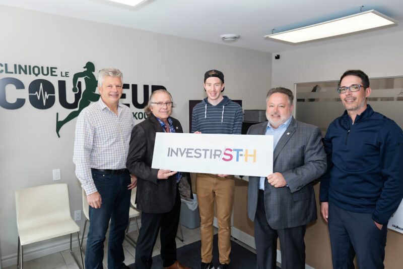 Sylvain Gervais, directeur du développement commercial de Saint-Hyacinthe Technopole, Jeannot Caron, conseiller municipal, Julien Pinsonneault, propriétaire de la Clinique Le Coureur maskoutain, André Beauregard, maire de la Ville de Saint-Hyacinthe, et Yanick Pétrin, conseiller au développement commercial de Saint-Hyacinthe Technopole. Photo Patrick Roger