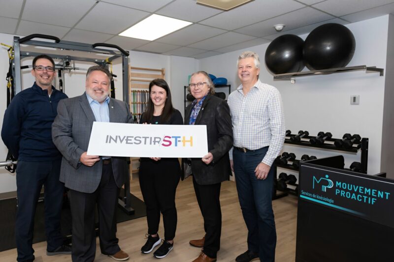 Yanick Pétrin, conseiller au développement commercial de Saint-Hyacinthe Technopole, André Beauregard, maire de la Ville de Saint-Hyacinthe, Marianne Chartrand, propriétaire de Mouvement proActif, et Sylvain Gervais, directeur du développement commercial de Saint-Hyacinthe Technopole. Photo Patrick Roger