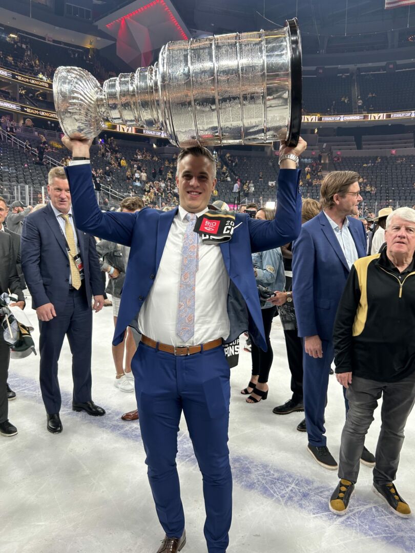 Le Maskoutain Raphaël Pouliot, recruteur pour les Golden Knights de Las Vegas, a soulevé la Coupe Stanley sur la patinoire du T-Mobile Arena après la toute première conquête de l’histoire de l’équipe le 13 juin. Photo gracieuseté