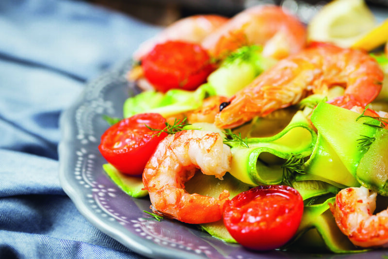 Crevettes grillées aux tomates cerises et rubans de courgette