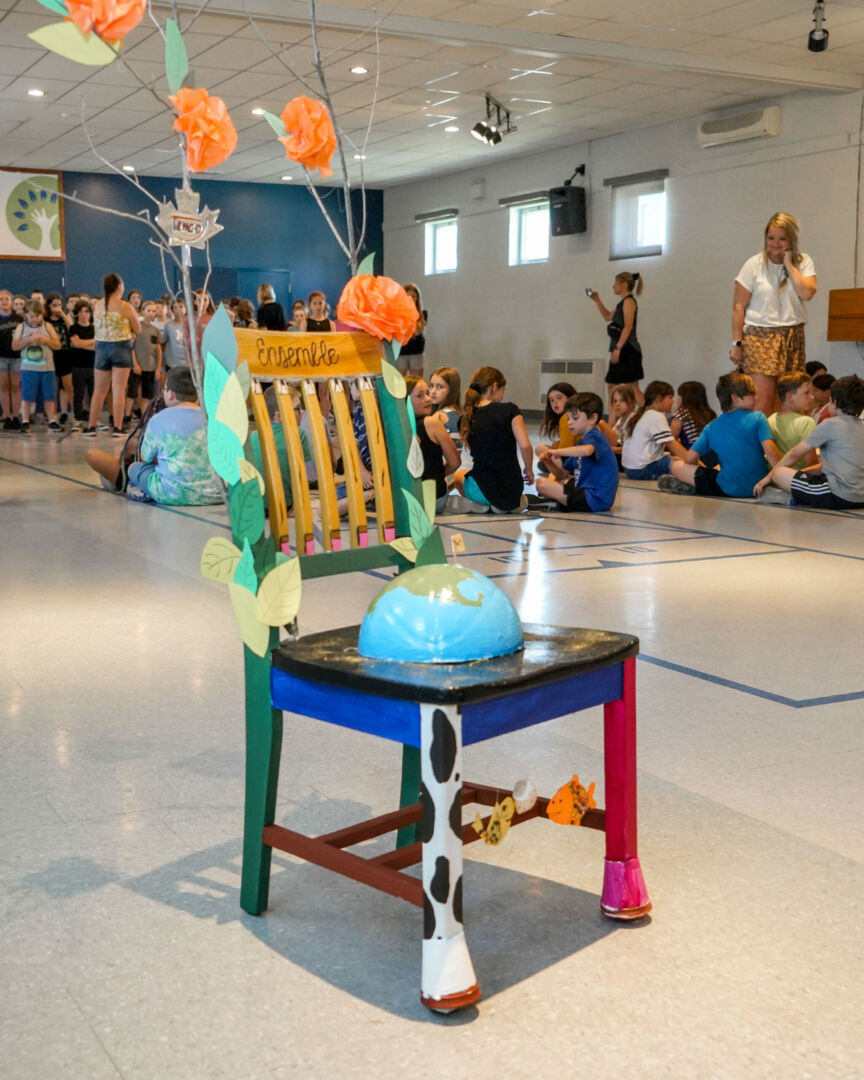 La chaise a été décorée par des élèves de l’école Saint-Pierre sur le thème de l’environnement. Photo François Larivière | Le Courrier ©