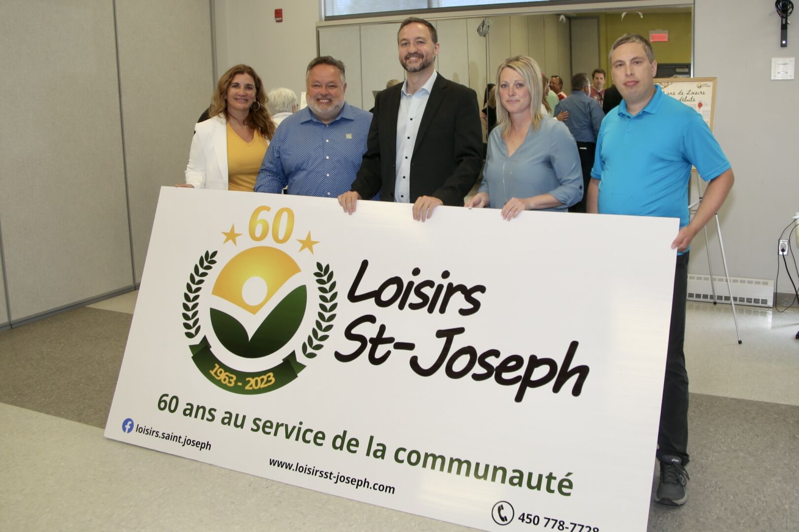 Mélanie Bédard, conseillère municipale du district Saint-Joseph, André Beauregard, maire de Saint-Hyacinthe, Simon-Pierre Savard-Tremblay, député de Saint-Hyacinthe–Bagot, Linda Couture, présidente de la Corporation des loisirs Saint-Joseph, et Alexandre Chênevert, coordonnateur des loisirs, ont lancé les festivités du 60e anniversaire de la Corporation des loisirs Saint-Joseph. Photo Robert Gosselin | Le Courrier ©