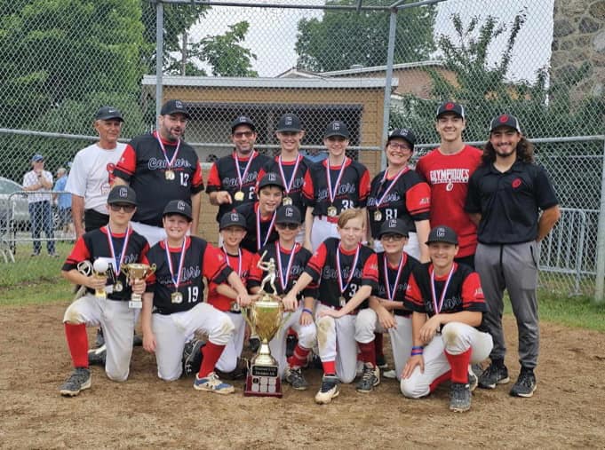 Les Condors Noir 13U B posent fièrement avec leur trophée remporté au tournoi Donald Mace. Photo gracieuseté