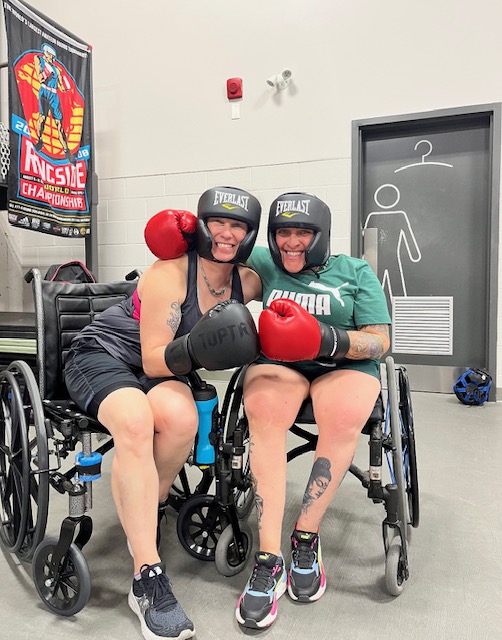 Manon Pilon, à gauche, et Jani Barré, à droite, lors de leur entraînement de boxe en prévision du combat du 15 juillet. Photo gracieuseté