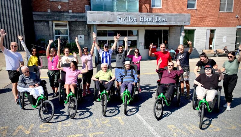 Les différents bénévoles en compagnie des résidents de l’Hôtel-Dieu de Saint-Hyacinthe pour la course partagée du 4 juillet. Photo Robert Pinsonneault