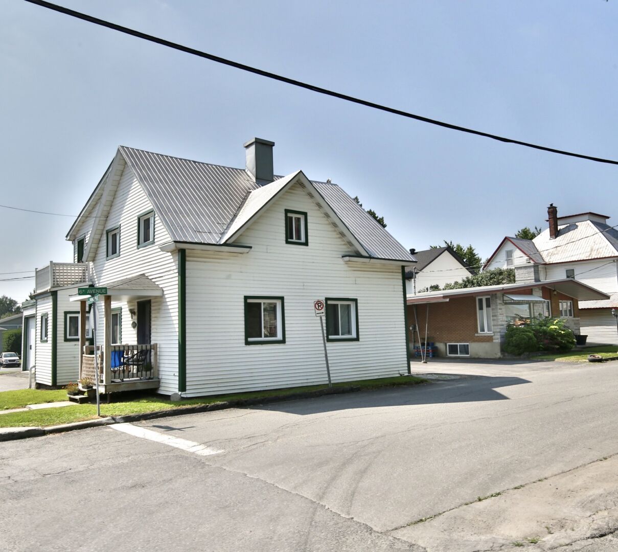 Ces deux maisons pourraient être démolies pour faire place à deux immeubles de 6 logements chacun à Sainte-Hélène-de-Bagot. Photo Robert Gosselin | Le Courrier ©