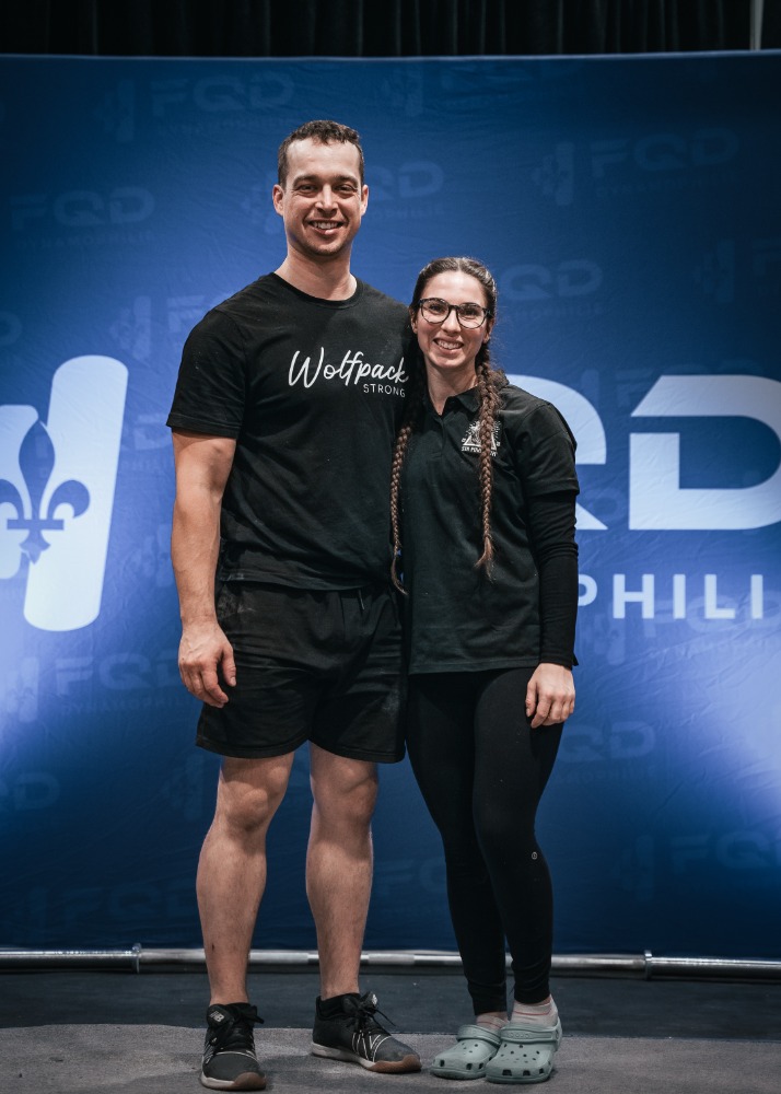 Les deux organisateurs du championnat central de dynamophilie à Saint-Hyacinthe, Gabriel Aubé et Amélie Picher-Plante. Photo Mathieu Morissette