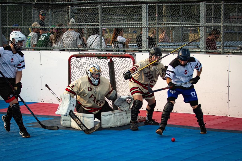 Avec 650 joueurs cette saison, l’action ne manque pas sur les surfaces de dek hockey à La Présentation. Photo Dek Hockey Saint-Hyacinthe