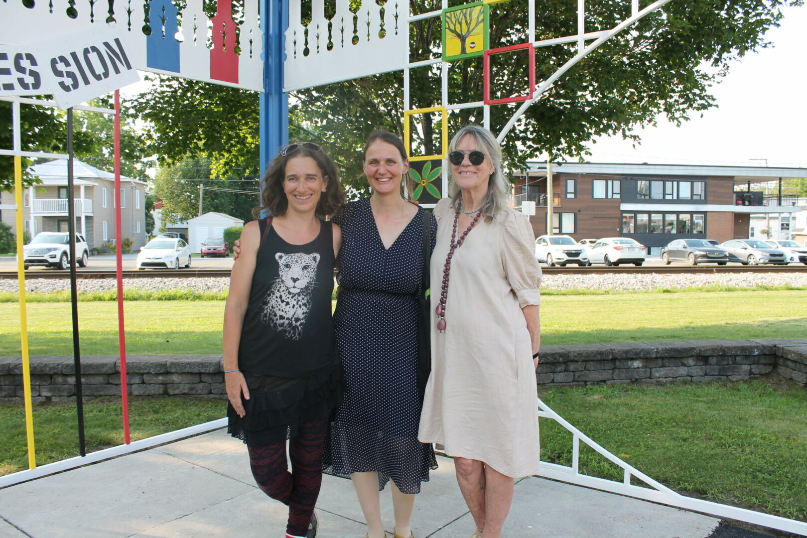 Les artistes Marie Lemire, Tina Rose Bastien et RythÂ Kesserling étaient présentes lors de l’inauguration de la place Serge-Lemoyne. Photo Sarah Villemaire | Le Courrier ©