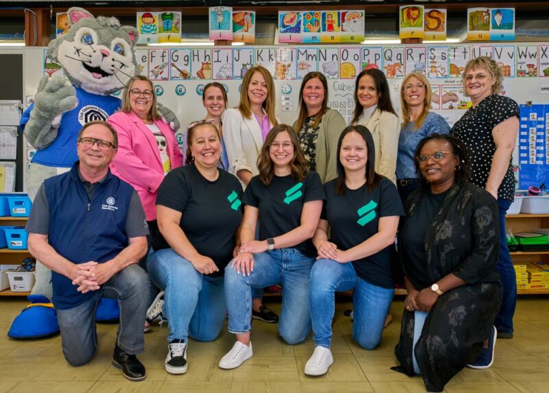 Sur la photo, les représentants du Centre de services scolaire de Saint-Hyacinthe, du Centre de pédiatrie sociale Grand Galop, du Centre intégré de santé et de services sociaux de la Montérégie-Est, de l’Instance régionale de concertation en persévérance scolaire et réussite éducative de la Montérégie et du Club Optimiste Douville. Photo Mario Guay