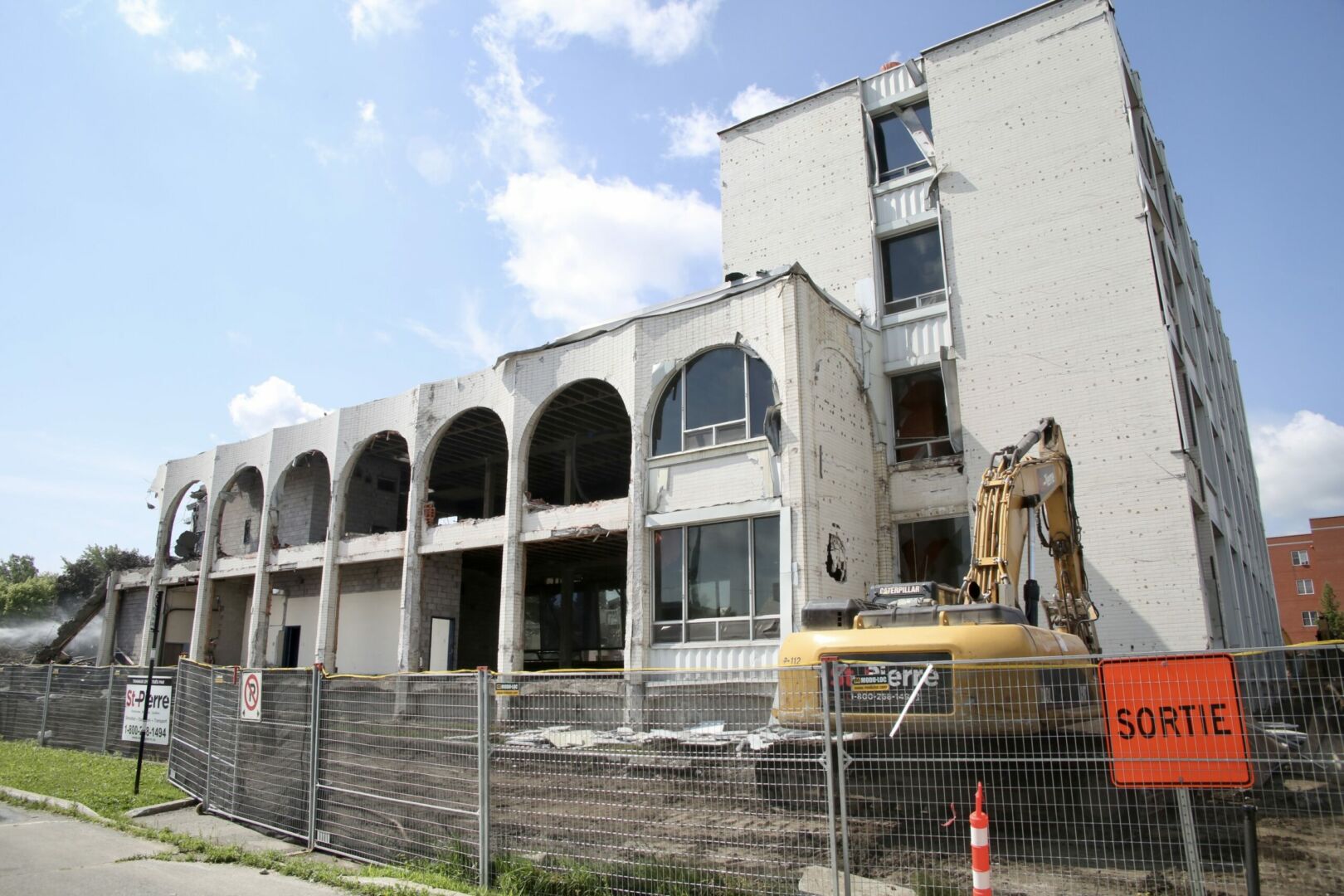 La démolition de l’ancien bâtiment vétuste a débuté en avril 2023. Photo Robert Gosselin | Le Courrier ©