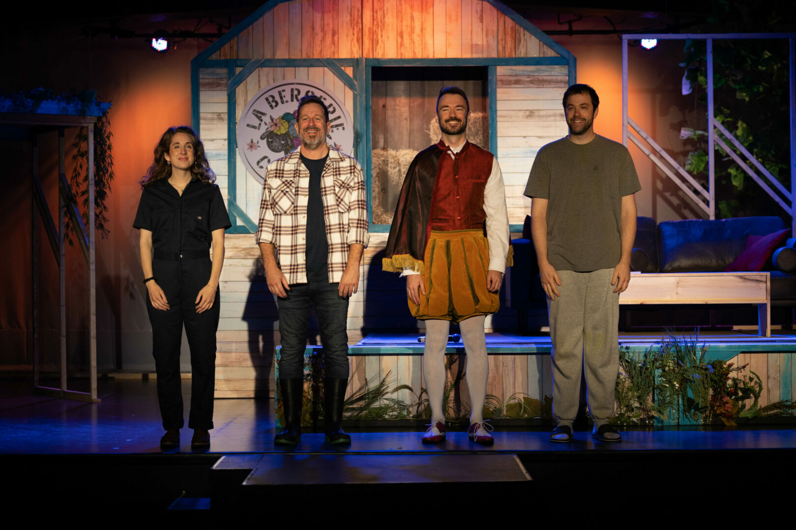 Les comédiens Laura Côté-Hallé, Martin Laroche, Maxime de Munck et Patrick Golau foulent cet été les planches de la salle de l’école secondaire Verbe Divin dans la nouvelle production de l’Ancien Presbytère, Saint-Creux-du-Bonheur. Fait à noter : Maxime, Laura et Patrick ont tous étudié à l’École de théâtre du Cégep de Saint-Hyacinthe. Photo gracieuseté