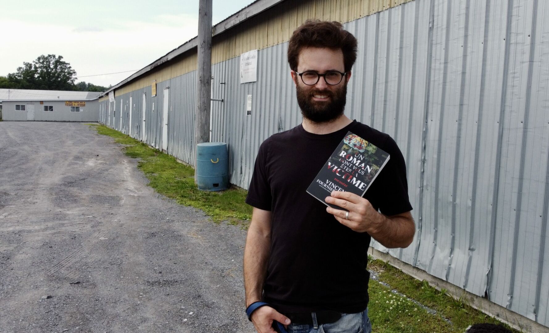 Avec son nouveau roman d’horreur, Poussière, l’auteur Vincent Fournier-Boisvert a choisi de déployer son histoire dans les allées du Marché aux puces de Saint-Hyacinthe, qui lui inspiraient une ambiance un peu glauque. Photo Robert Gosselin | Le Courrier ©