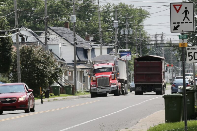 Les camions lourds seront bientôt interdits sur la rue des Seigneurs Est dans le noyau villageois du quartier Sainte-Rosalie. Photo Robert Gosselin | Le Courrier ©